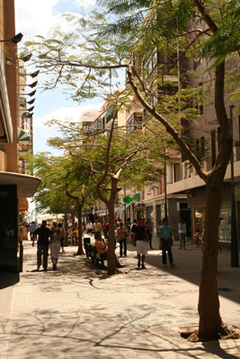 The busy High street od Arrecife Leon y Castillo